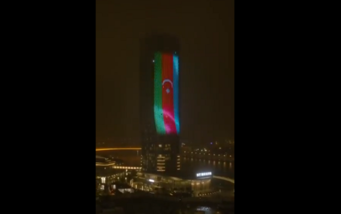 Belqraddakı bina Azərbaycan və Serbiya bayraqları rəngləri ilə işıqlandırılıb