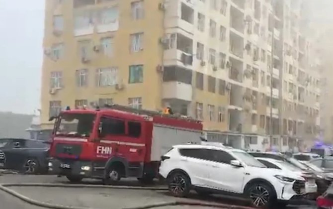 Bakıda çoxmərtəbəli yaşayış binasında yanğın oldu - VİDEO