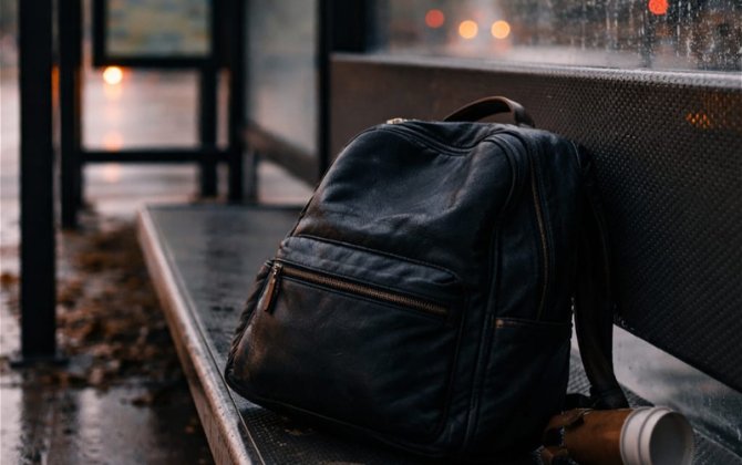 Из забытой на автобусной остановке сумки украдены золотые украшения