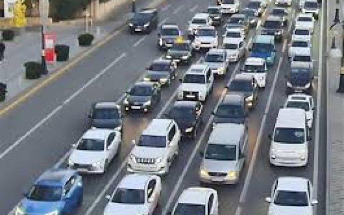 В Баку на двух десятках улиц и проспектов затруднено движение транспорта
