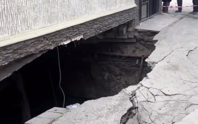Bakıda qəza: Evin altı ÇÖKDÜ - VİDEO