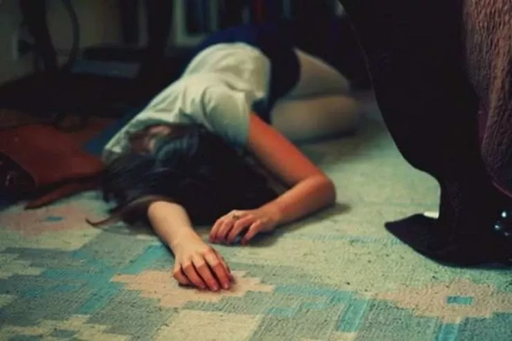 Şortik geyinən anasını oteldə öldürən oğul HAKİM QARŞISINDA