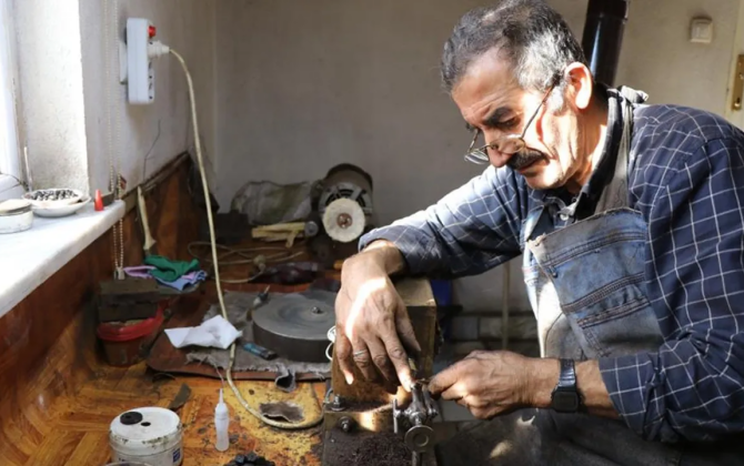 Özəl sifarişlə işləyir, gündə cəmi 7 dənə istehsal edir: Günə 1000 manat qazanır - FOTO