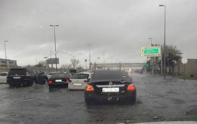 Bakının mərkəzində boru PARTLADI - Yolu su BASDI - VİDEO