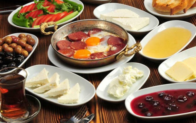 Səhər süfrəsində olan bu qidalar qaraciyərin düşmənidir