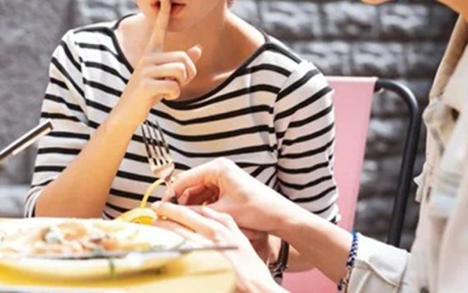 Restoranda rəfiqəsinin 5 minlik qızılını oğurladı - “102”yə də yalan məlumat verdi