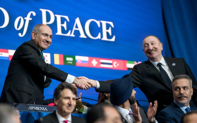 Ağ Ev sosial şəbəkələrdə Sülh Şurasının birinci iclasında İlham Əliyevlə Paşinyanın əl sıxışdığı fotonu paylaşıb - FOTO