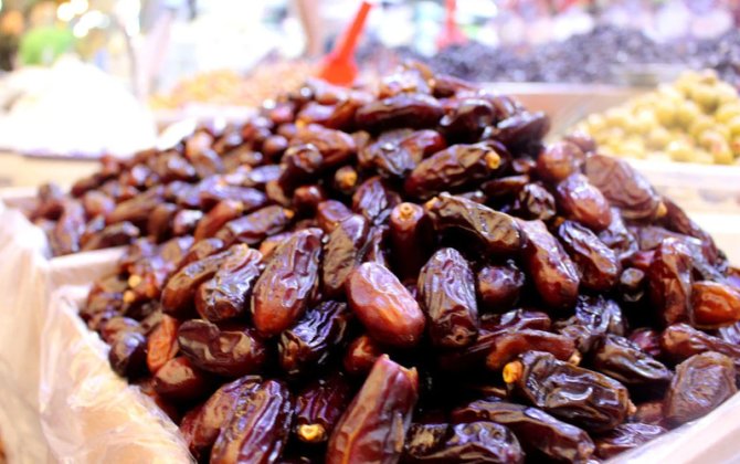 Satışda olan xurmalar: Əgər çox parlaq, yapışqandırsa...