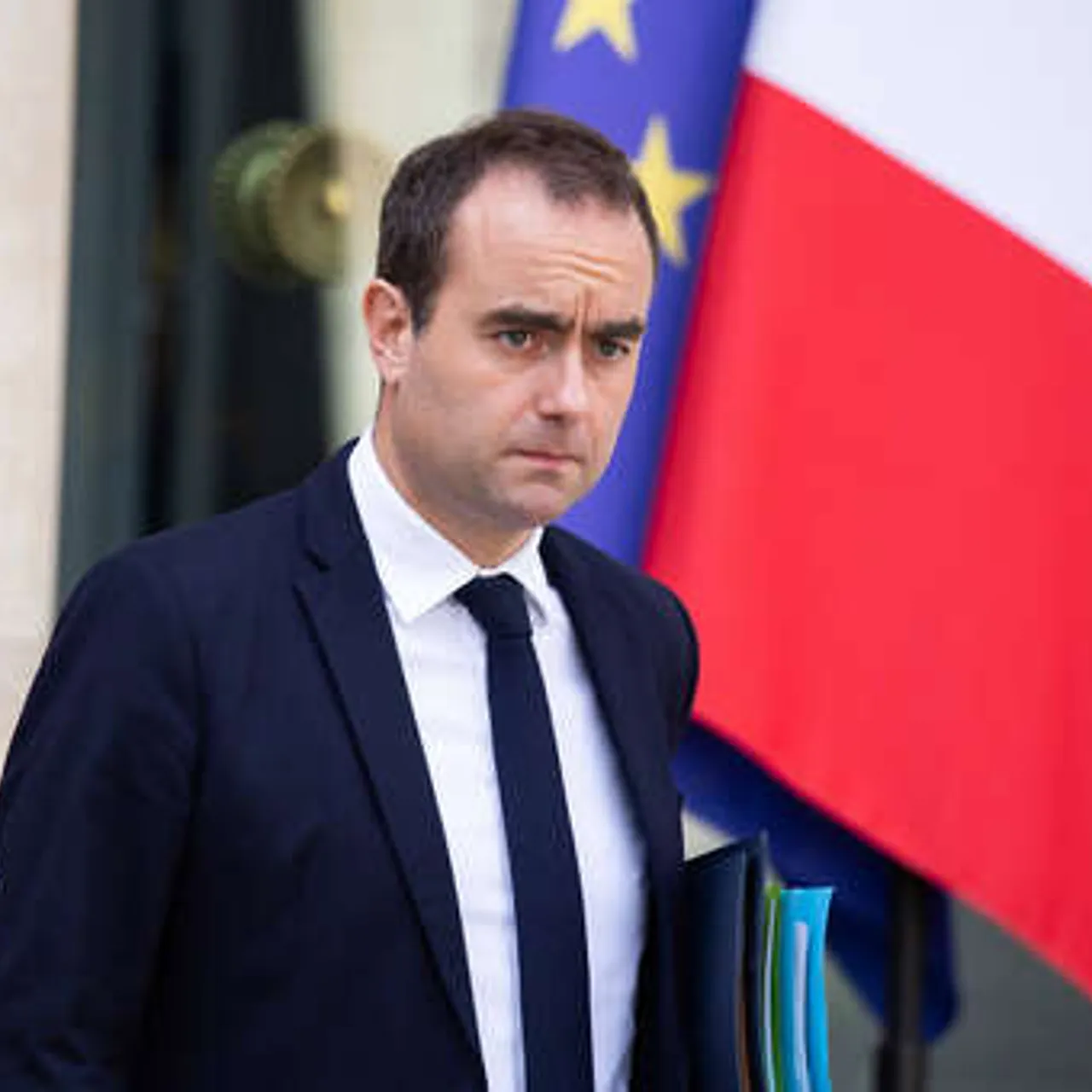 СМИ: Лекорню отложил обновление кабинета из-за возможной резолюции о недоверии