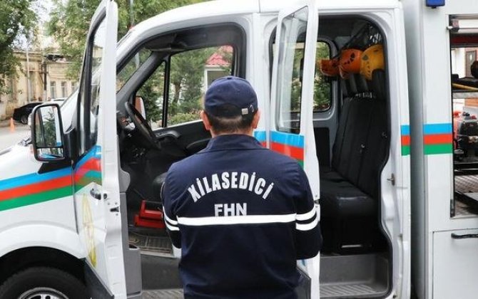 Mənzildə köməksiz vəziyyətdə qalan şəxs xilas edildi