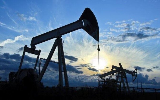 Цены на нефть подешевели более чем на 1%