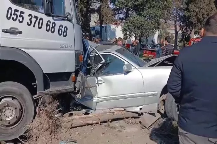 Gəncədə evakuator minik avtomobilinin üstünə çıxdı - FOTO