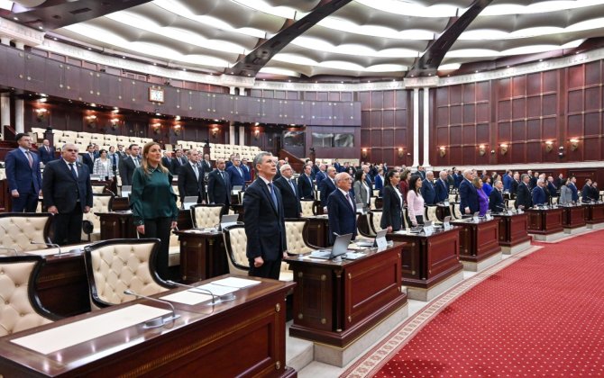 Milli Məclis Xocalı soyqırımı qurbanlarını sükutla yad etdi