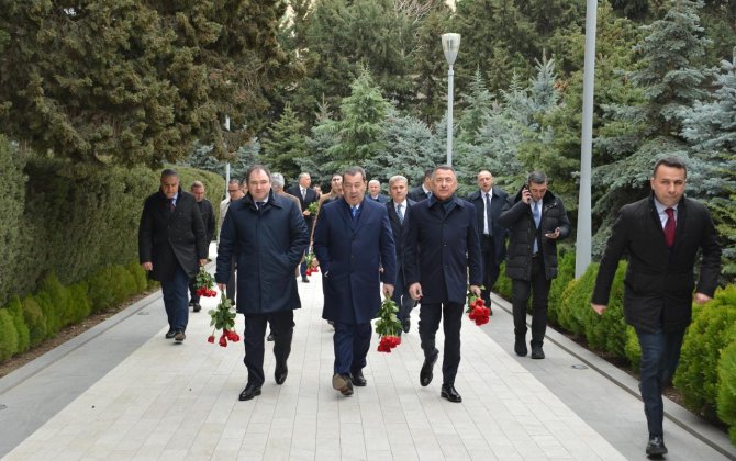 Türkiyə və Gürcüstan parlamentlərinin Xarici əlaqələr komitələrinin üzvləri Fəxri xiyabanı və Zəfər parkını ziyarət ediblər - FOTO