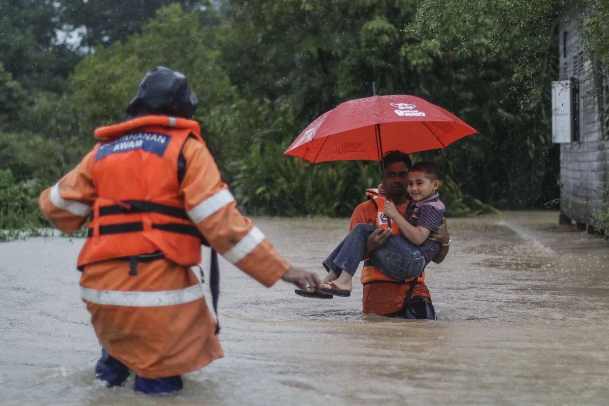 На востоке Малайзии из-за наводнений эвакуировали более 5 000 человек