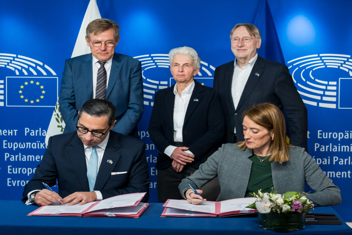 Metsola Ukrayna üçün 90 mlrd. avroluq kredit sənədini imzalayıb