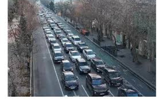 На ряде дорог Баку затруднено движение транспорта