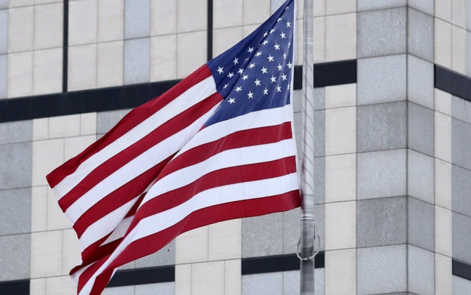 Trampın miqrasiya siyasətinin yeni mərhələsi: banklardan vətəndaşlıq sorğusu tələb olunacaq