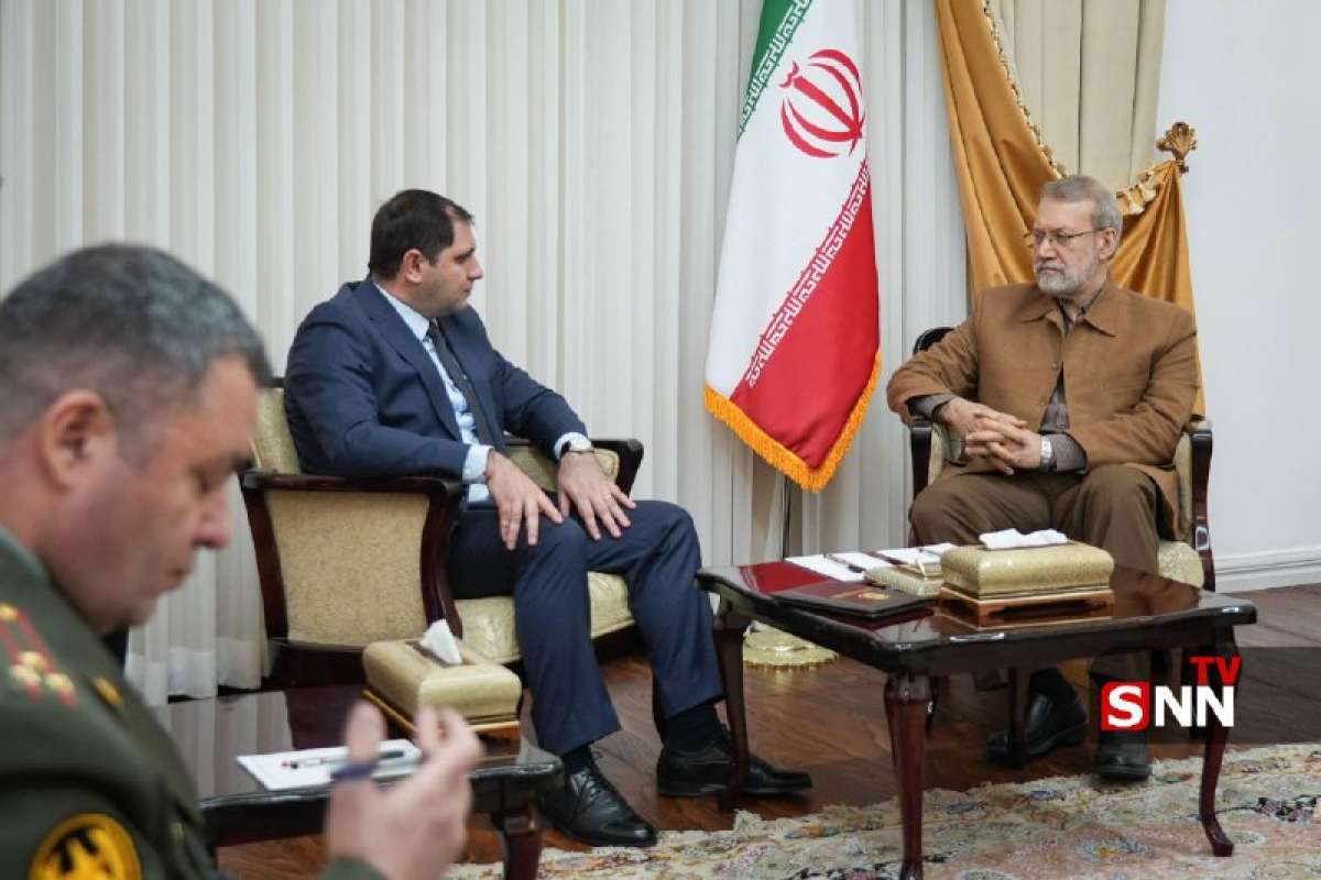 Laricani Ermənistanın müdafiə naziri ilə regional təhlükəsizliyi müzakirə edib