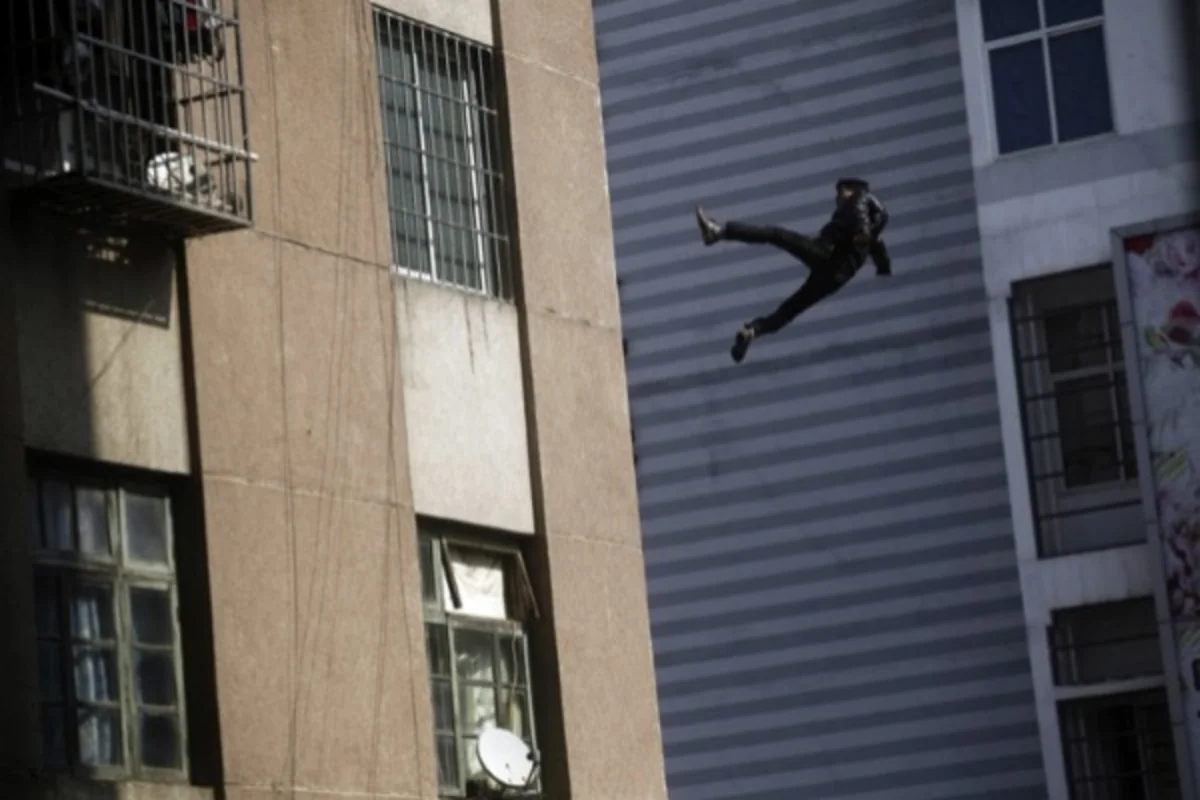 Xırdalanda 13-cü mərtəbədən yıxılan oğlan sağ qaldı