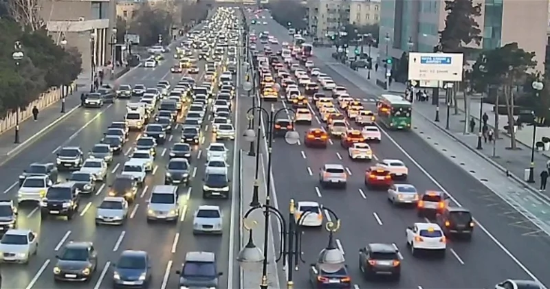 На ряде улиц и проспектов Баку затруднено движение транспорта