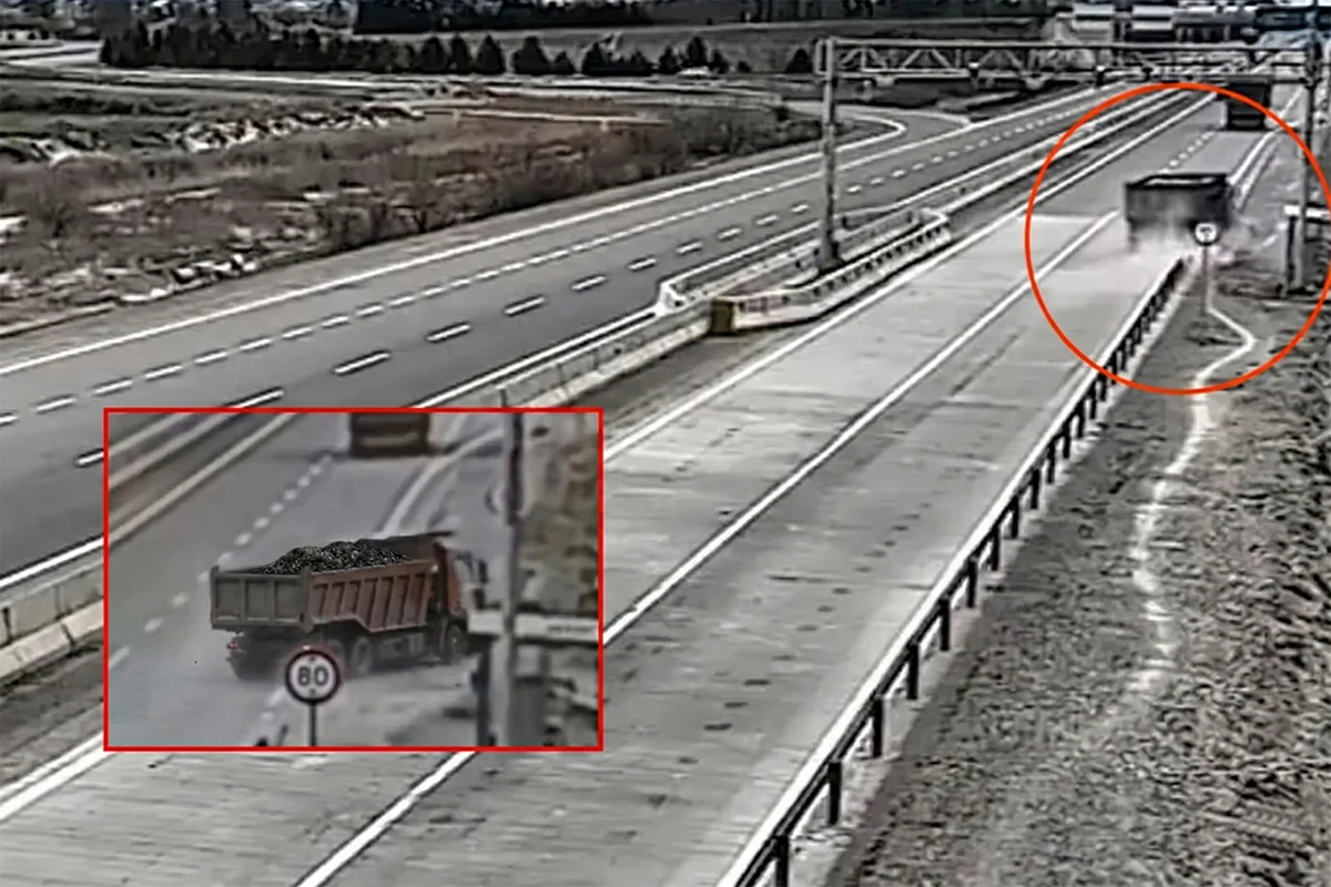 На трассе Баку - Газах опрокинулся грузовик - ВИДЕО