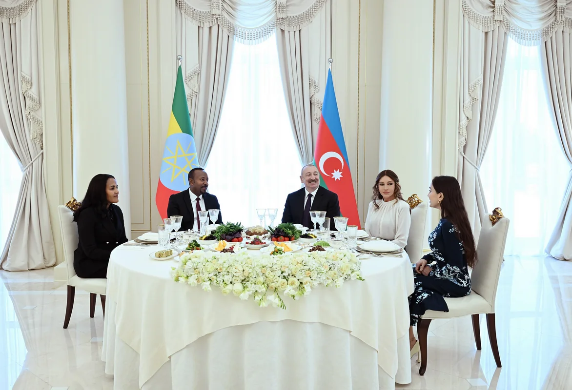 От имени Ильхама Алиева и Мехрибан Алиевой дан официальный обед в честь премьер-министра Эфиопии-ВИДЕО