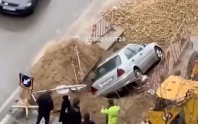 Sumqayıtda maşın qazıntı sahəsinə düşdü - VİDEO