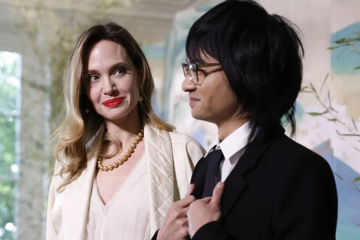 Сын Анджелины Джоли и Брэда Питта отказался от фамилии отца