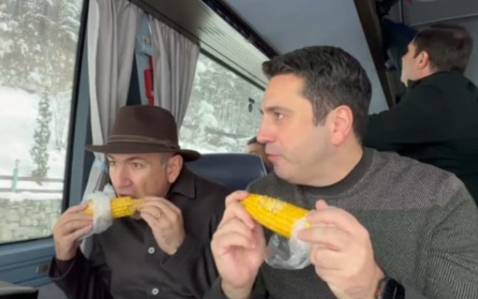 Paşinyan bu dəfə də avtobusda qarğıdalı yedi - VİDEO