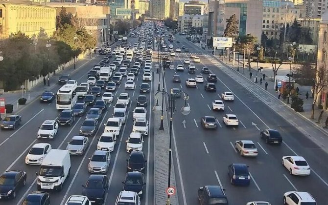 На ряде дорог Баку затруднено движение транспорта