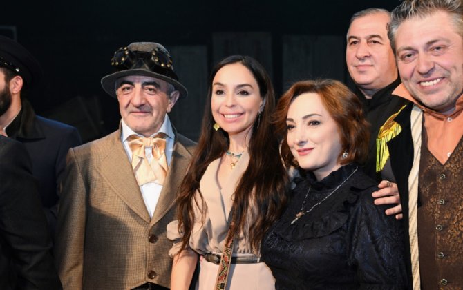 Leyla Əliyeva “Neft bumu hamıya gülümsəyir” tamaşasının nümayişində - FOTOLAR
