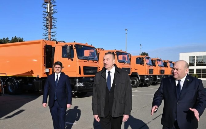 İlham Əliyev Bakıda məişət tullantıları daşıyan texnikalarla tanış oldu - FOTO