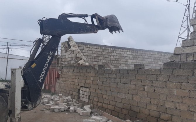 Bakıda qanunsuz tikili söküldü - FOTO/VİDEO