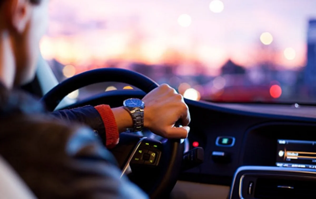 Sərxoş qıza ayıq sürücü xidməti təklif etdi, 4 500 manatını oğurladı