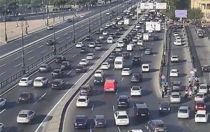 В Баку на девяти улицах и проспектах затруднено движение транспорта