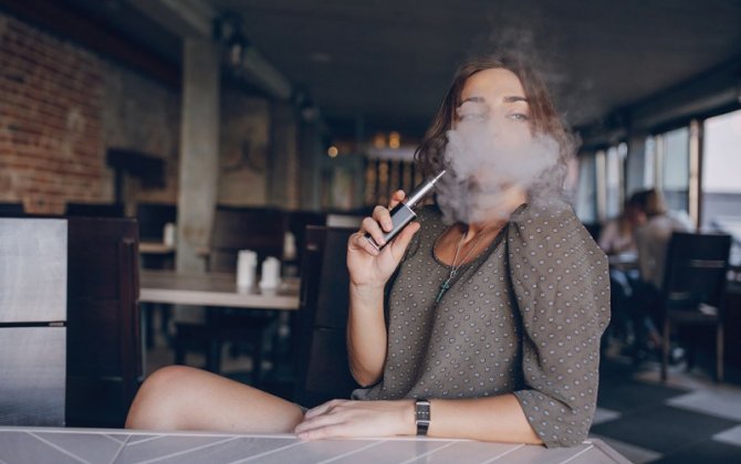 Küçələrdə, ictimai yerlərdə elektron siqaret çəkənlər cərimələnəcək