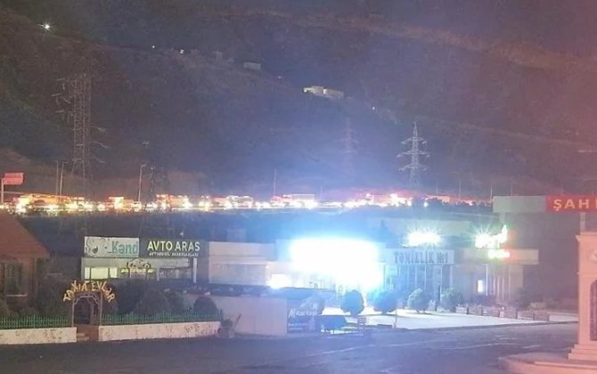 В Баку загорелся автомобиль, образовался затор