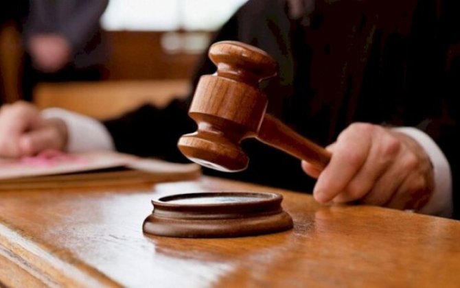 Anasını hoteldə qətlə yetirən yeniyetməyə hökm oxundu