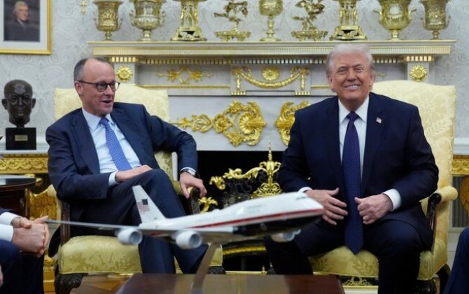 Politico: Мерц раболепно сидел рядом с Трампом