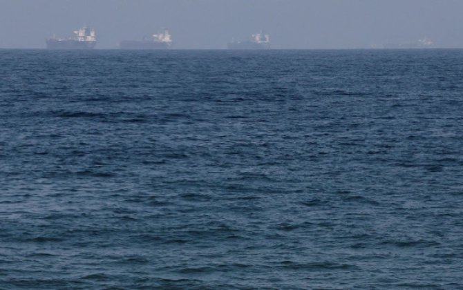 Удар в ватерлинию: контейнеровоз вспыхнул в Ормузе