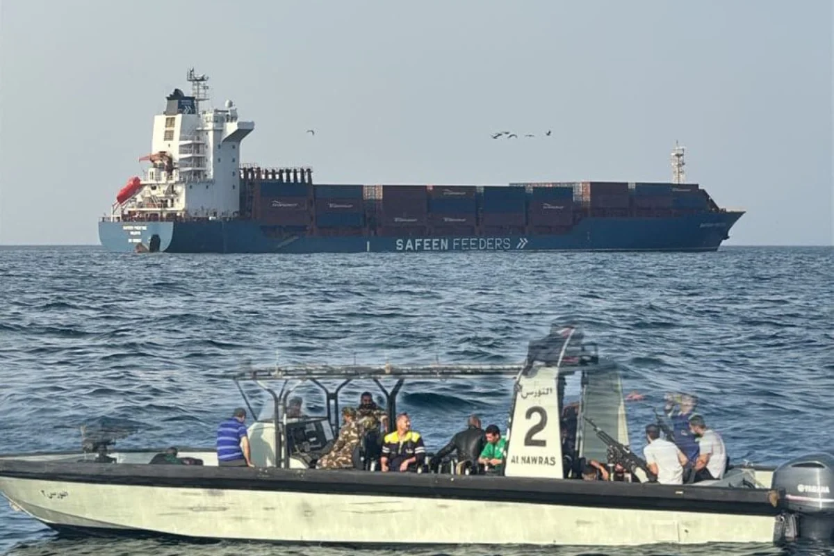 Hörmüz boğazı yaxınlığında yük gəmisinə raketlə hücum edilib