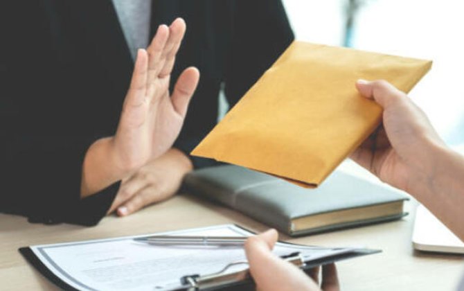 Məktəb direktoru Vətən müharibəsi iştirakçısından rüşvət aldı, nazirliyə ziyan vurdu