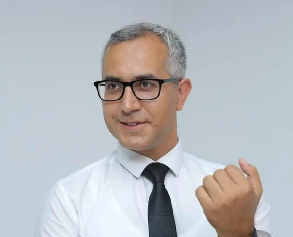 İmtahanlarda gizli cihazlardan istifadə: Kamran Əsədovun məhkəməsində şahidlər danışdılar