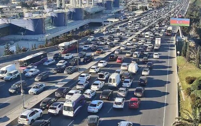 В Баку на ряде улиц и проспектов затруднено движение транспорта