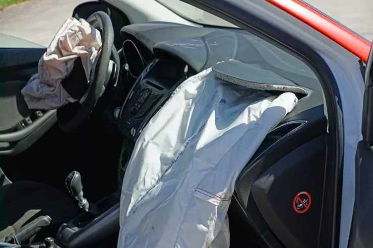 Bakıda minik maşını yük maşınına çırpıldı, sürücü öldü