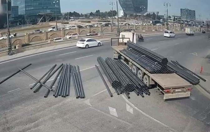 “Bağırov” körpüsündə yol qəzası olub, yük yola aşıb - VİDEO