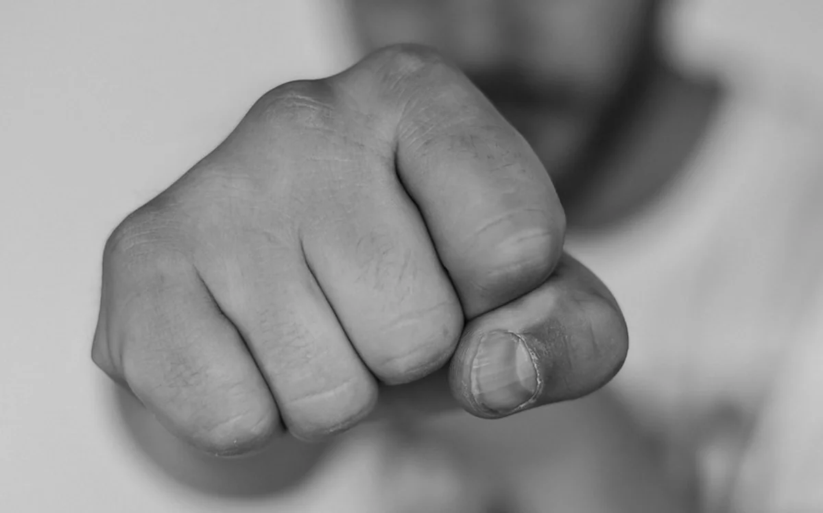 Ata övladları ilə birlikdə qızıla görə bacısı oğlunu döydü