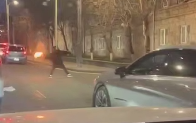 В Ереване здание СНБ забросали коктейлями Молотова