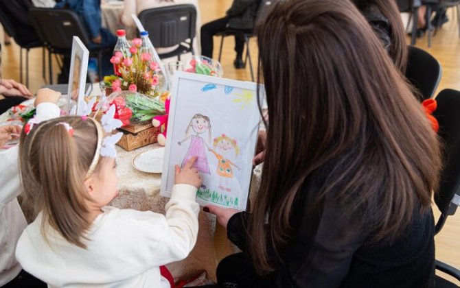 Valideyn himayəsindən məhrum uşaqlar həbsdə olan anaları ilə görüşdü - FOTO